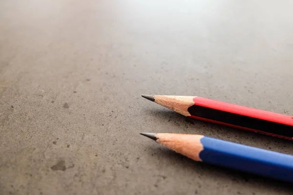 Δύο μολύβια σε ένα σκούρο γκρι τραπέζι — Φωτογραφία Αρχείου