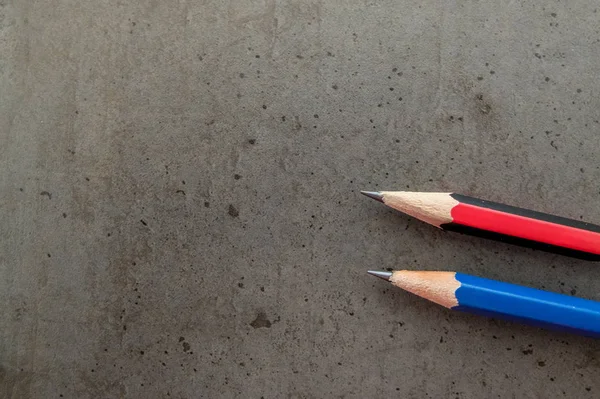Δύο μολύβια σε ένα σκούρο γκρι τραπέζι — Φωτογραφία Αρχείου
