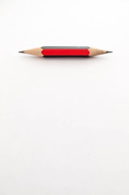 Küçük bir kalem, her iki ucunda beyaz bir arka plan seviyede