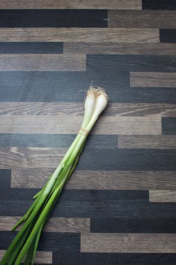 Scallions bir gri mutfak tezgah üstü üzerinde