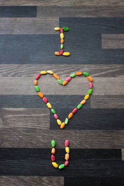 Ben kalp gri mutfak tezgahı üzerinde renkli pirinç yapılmış U