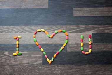 Ben kalp gri mutfak tezgahı üzerinde renkli pirinç yapılmış U