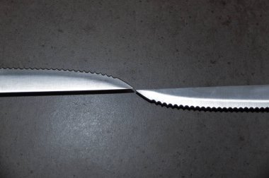 Bir koyu gri tabloda tırtıklı bıçak