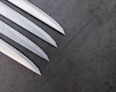 Bir koyu gri tabloda tırtıklı bıçak