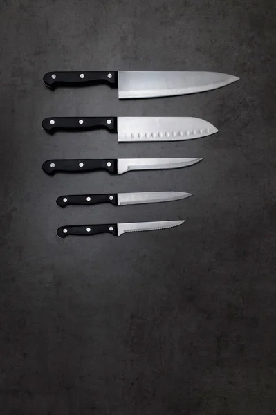 Cuchillo fijado sobre una mesa gris oscura — Foto de Stock