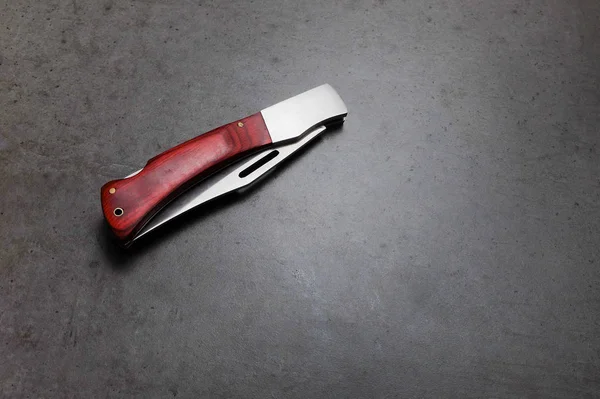 Couteau de poche pliant sur une table gris foncé — Photo