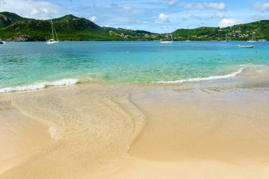 Mavi masmavi su ve Karayip adalarındaki altın kumlu plaj