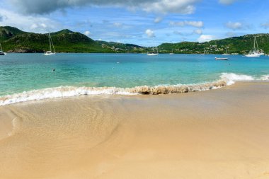 Karayip denizinde dalgalar ve yatlar. Turkuaz su arka planı. Yaz deniz manzarası 