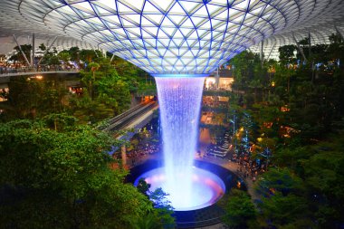 Yağmur Girdabı - Singapur havaalanında kapalı şelale