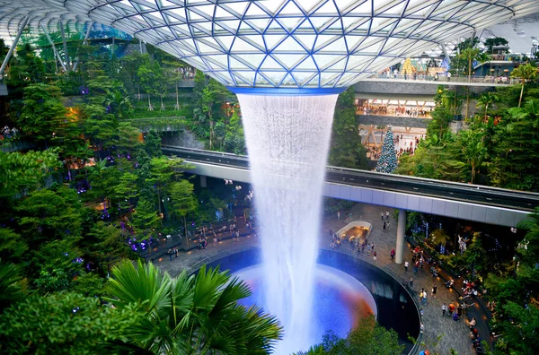 Bäume Und Wasserfall Singapur Auf Dem Flughafen Changi Moderner Indoorgarten Stockfoto