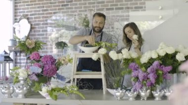 Çiçekçi çift gülümseyen genç aile çiçekçide çalışmak
