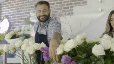 Çiçekçi iş sahibi adam onun çiçekçi çiçek düzenlemeleri hazırlanıyor