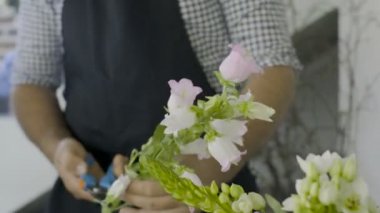 yakın çekim çiçekçi el kesme çiçek makas ile aile şirketi dükkanında vurdu