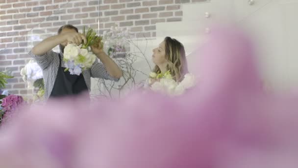 Dois floristas profissionais fazendo grande buquê para o cliente na loja de flores — Vídeo de Stock