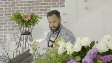 Bir çiçekçide çalışan bahçıvan çiçekçi