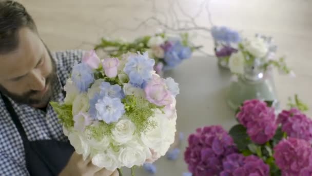 若者の花屋の花の品質をチェックします。クローズ アップ. — ストック動画