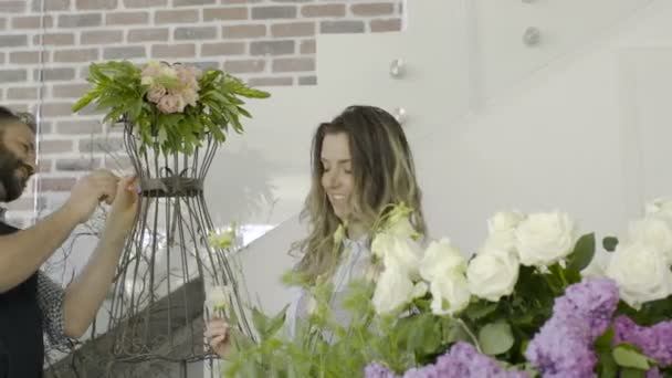 Kleine bedrijven concept van familie van bloemisten — Stockvideo