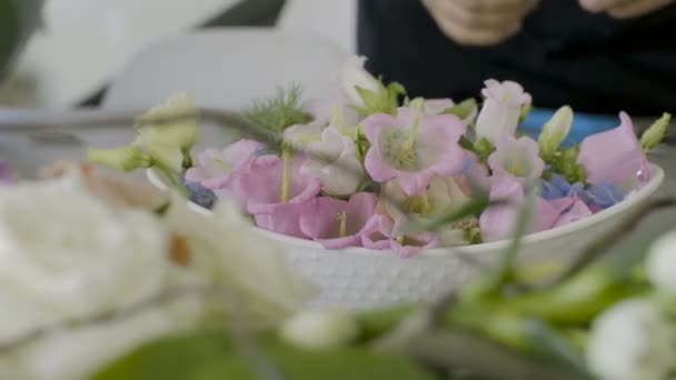 Preparando flores para um casamento pelas mãos de Florista. Dolly atirou — Vídeo de Stock