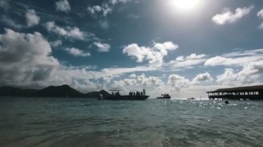 Deniz manzarası. Bir tekne turist silüeti