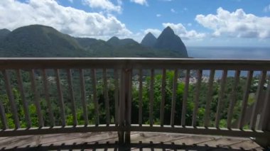 Piton dağlar üzerinde tropikal Karayipler ada, St. Lucia.