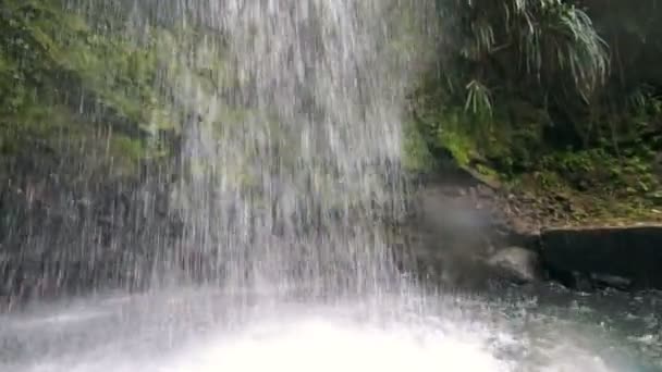 Sob o spray de cachoeira Toraille Santa Lúcia — Vídeo de Stock
