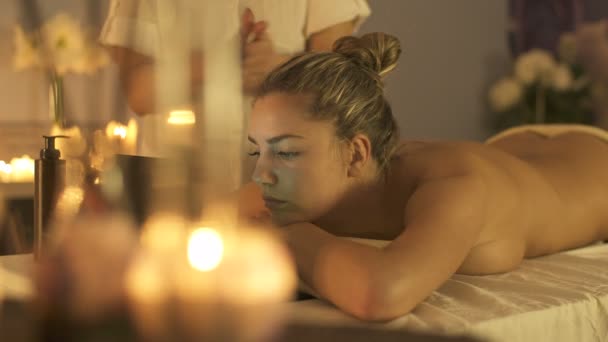 Güzel kadın rahatlatıcı bir Spa — Stok video