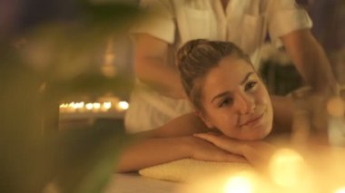 Spa kulübünde vücut masajından hoşlanan bir kadın.