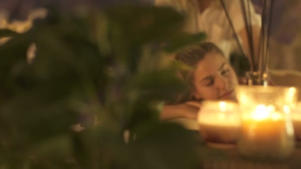 Kadın bir masaj sırasında rahatlatır — Stok video
