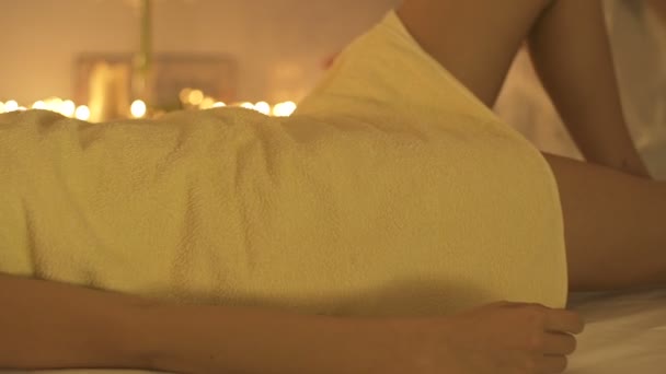 Profesyonel kozmetik yüz masajı ile Spa salonunda Kozmetik tedavi — Stok video