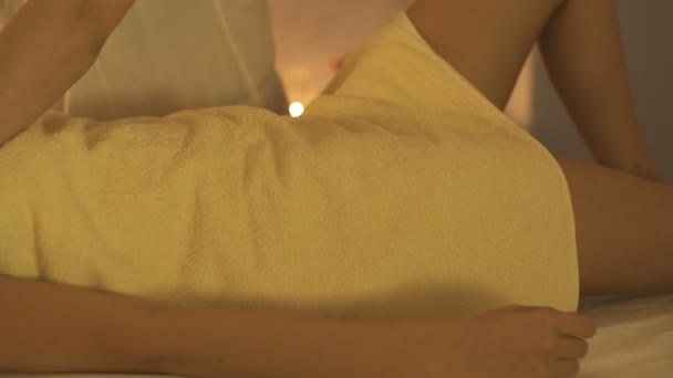 Güzellik salonunda kozmetik masajına sahip bir kadın. Genç kadın için Spa terapisi. — Stok video