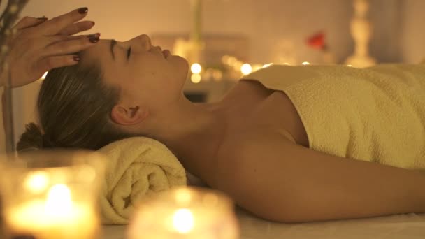 Spa massage facial dans le salon de beauté spa — Video