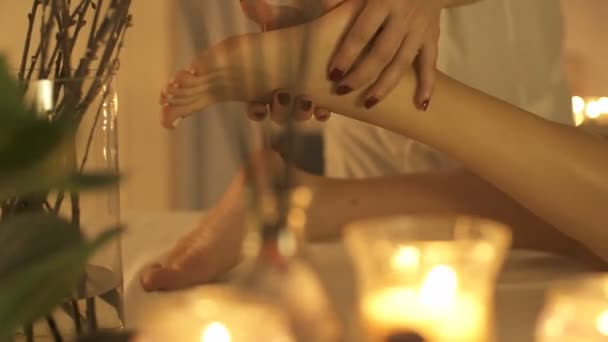 A thai masseur slowly massaging feet with oil. — Stock Video