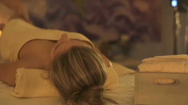 Kız spa salonu, şımartıcı oturum bir masaj sahip rahatlatıcı — Stok video