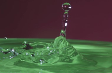 splash bir damla bir konteyner ile etkisini kaynaklanan bir saniyenin dondurucu, su