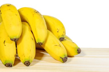 closeup demet muz ahşap masa, beyaz arka plan, önden görünüm