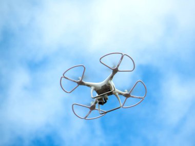drone uçuş mavi gökyüzü bulutlu izole yakalama