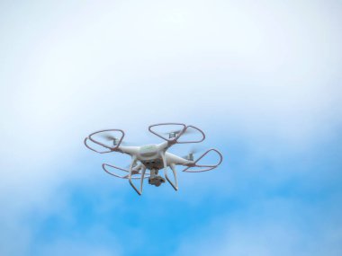 drone uçuş mavi gökyüzü bulutlu izole yakalama