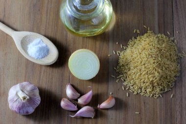 kahverengi pirinç malzemeler, üstten görünüm yanında ahşap tablo