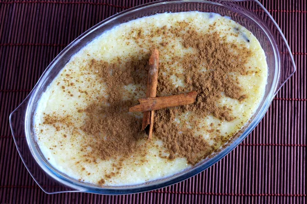 Cerrar Pudín Arroz Con Canela Tazón Vidrio Sobre Mantel Bambú — Foto de Stock