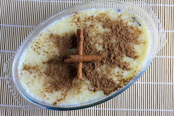 Cerrar Pudín Arroz Con Canela Tazón Vidrio Sobre Mantel Bambú — Foto de Stock