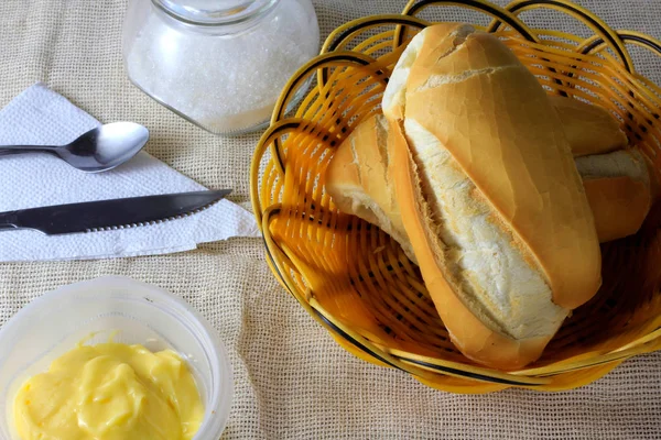 Εσωτερικη Γαλλικό Ψωμί Στο Τραπέζι Ξύλινο Πρωινό Βούτυρο Και Μαχαιροπήρουνα — Φωτογραφία Αρχείου