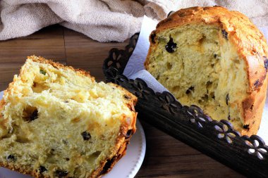 ahşap masa, dilim beyaz plaka üzerinde tarih kutusunun içinde closeup panettone