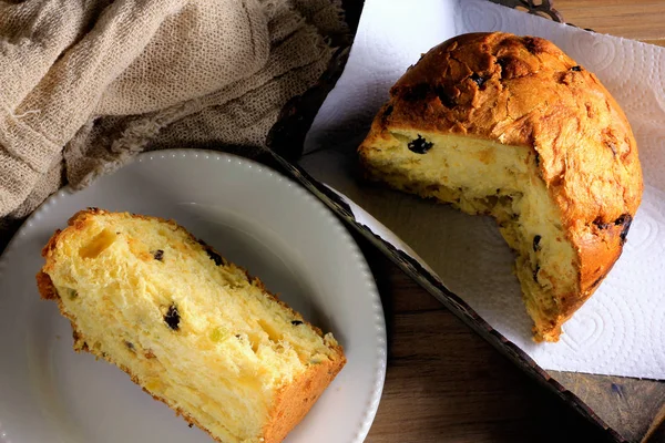 Closeup Panettone Uvnitř Boxu Dřevěný Stůl Řez Bílé Plotně Ručník — Stock fotografie