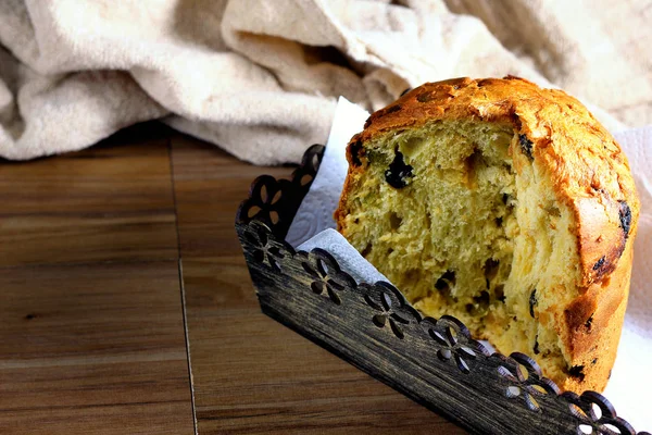 Closeup Panettone Dřevěné Tablecloseup Panettone Dřevěný Stůl Ručník Vedle Krabici — Stock fotografie