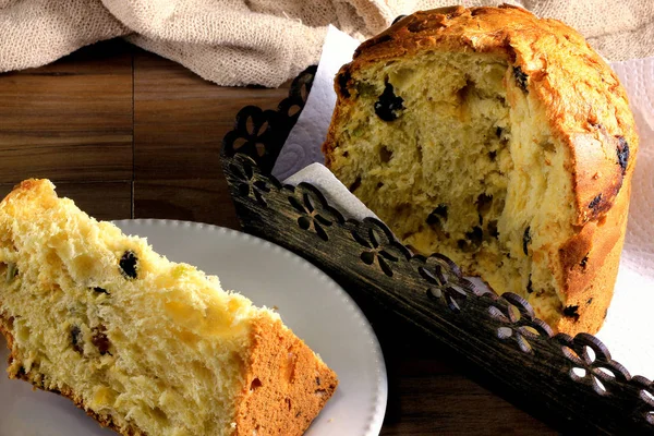 Closeup Panettone Dřevěný Stůl Plátek Bílé Plotně Krabici — Stock fotografie