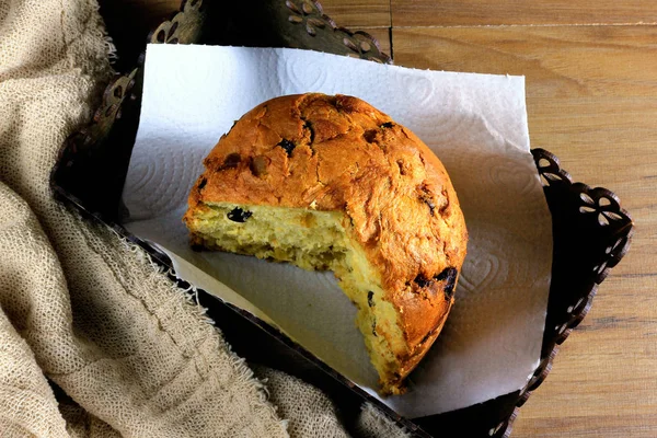 Closeup Panetone Uvnitř Krabice Dřevěný Stůl Ručník Další Horní Pohled — Stock fotografie