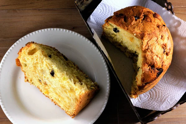 Panettone Closeup Μέσα Πλαίσιο Από Ξύλινο Τραπέζι Φέτα Στο Άσπρο — Φωτογραφία Αρχείου