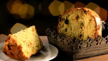 Ahşap masa, ışıkları yanıp sönen arka plan üzerinde panettone yakın çekim