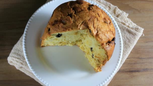 Panettone Träbord Bakgrunden Med Blinkande Lampor Närbild — Stockvideo