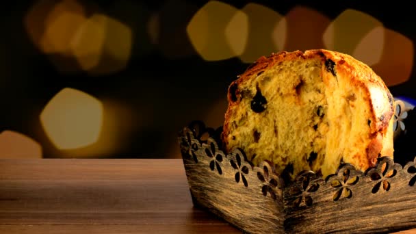 Panettone Mesa Madeira Fundo Com Luzes Piscando Close — Vídeo de Stock